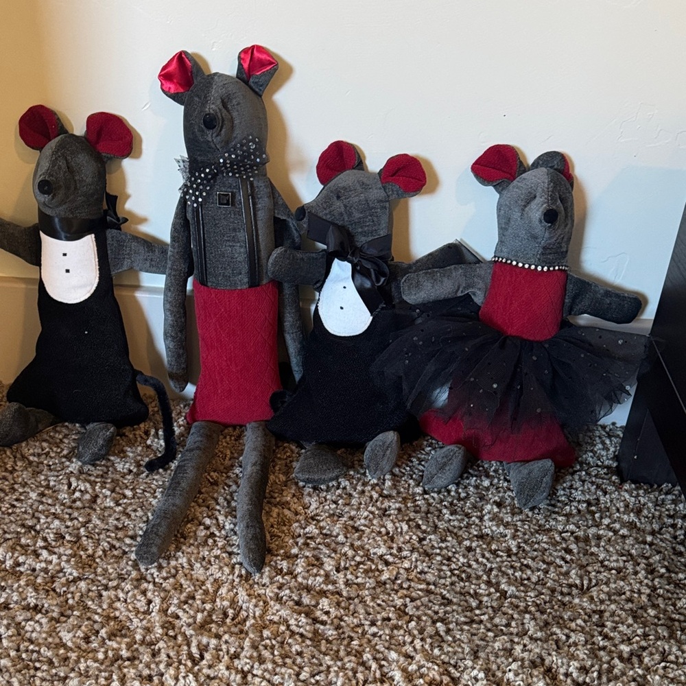 NWOT Woof N Poof Christmas mouse collection. Large one plays Nutcracker music
